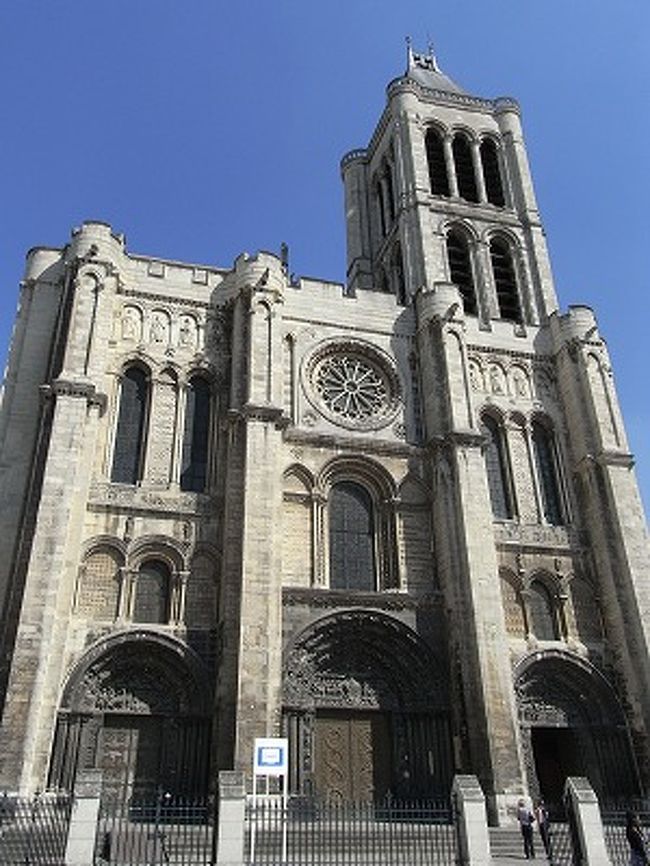 こちらがサン・ドニ大聖堂。<br />片方しか塔がないのを見ると、ストラスブールの大聖堂を思い出します。<br />こちらはちょっとコンパクトですけどね。