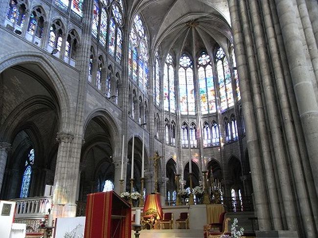この教会は（元）フランス王室御用達。<br />過去のフランス王が数多く埋葬されているところ。