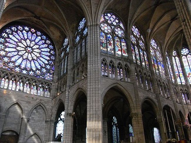 バラ窓もステンドグラスもとっても輝かしいですね。