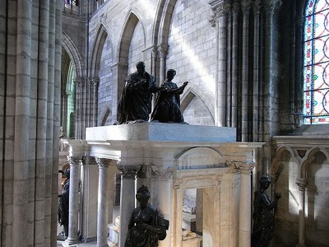 祭壇がいくつも並んでいます。<br />教会ではありますが、この祭壇を見学するのには入場料が必要です。<br />しかも、7ユーロって高いですわ…