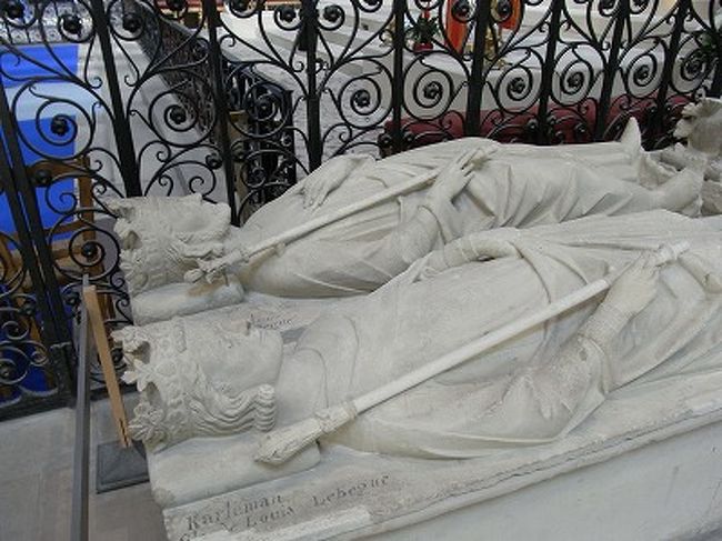 お眠りになっております。