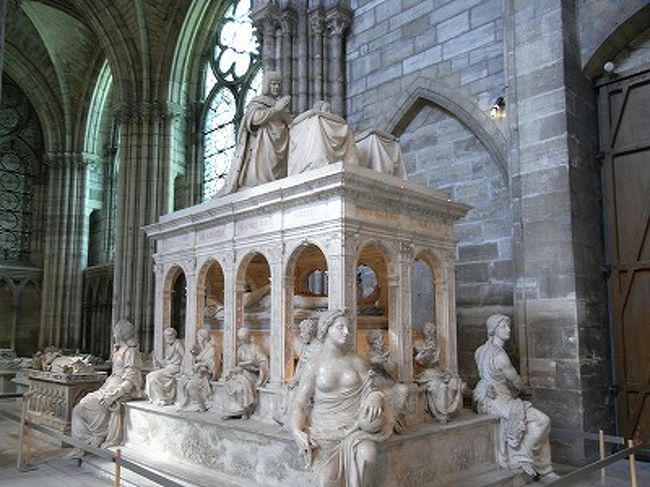 それにしても、立派な祭壇ですね…