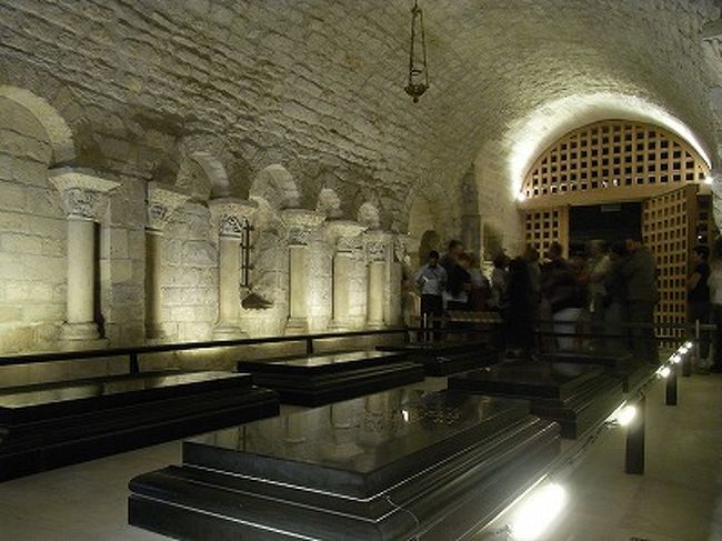 本当のお墓があったりします。<br />ここにルイ16世やマリー・アントワネットが眠っています。