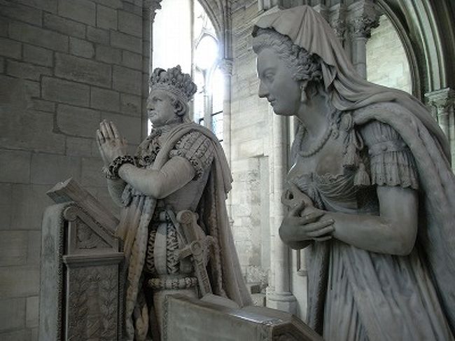 再び地上です。<br />こちらはルイ16世とマリー・アントワネットの像。<br />まあ、この方々はむしろ時代の流れの犠牲者ですね…<br /><br /><br />さて、このとき、ある日本人の家族連れがいました。祭壇のほうに興味があったのは旦那さんだけ。奥さんと子供は教会の中（！）で待っていました。<br />そこで、子供が騒いで、奥さんが何度も叱っていましたが…待つならば教会の外で待って欲しかったですね。<br />教会というのはどういう場所か、確かに日本人には分からないでしょうが…<br />最近こういう方々を見ることが、残念ながら増えてきたような気がします。観光気分なのはいいですが、最低限のマナーは守って欲しい、そう思う甲斐寝でありました。