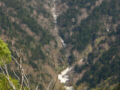 くびれているところが「徳本峠（とくごうとうげ）」。
明治の頃、上高地へ入るにはこの峠を越えるしか道はありませんでした。

前日、徳本峠越え山行というイベントがあり、大勢の方が参加したそうです。