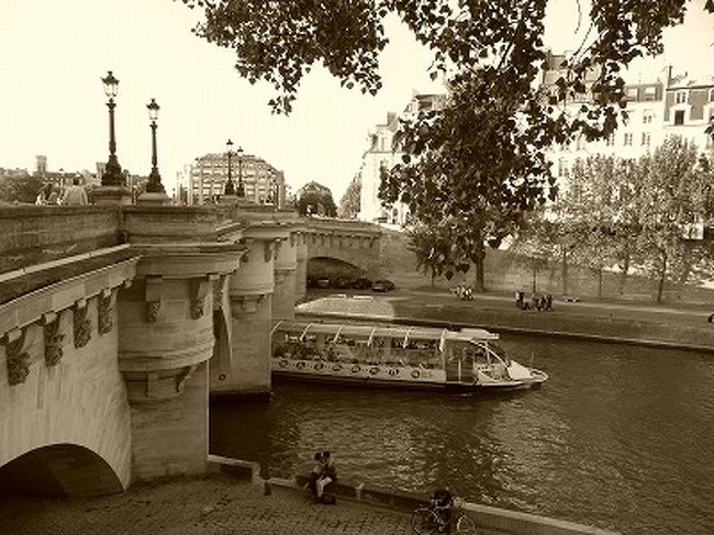 ポン・ヌフ橋はパリで一番古い、セーヌ川にかかる橋だそうです。