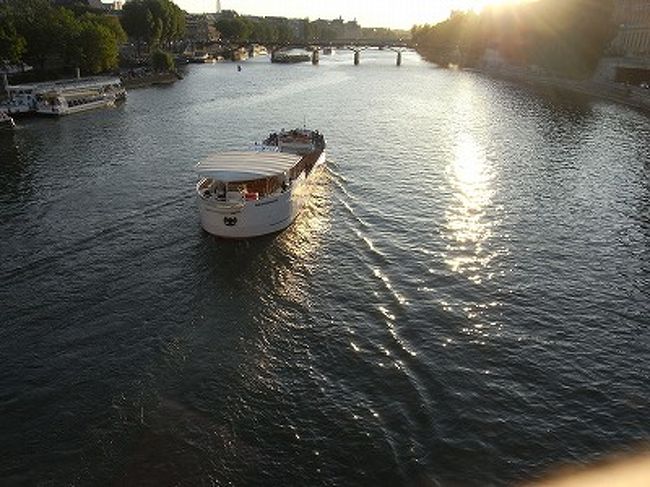 遊覧船が夕焼けに映えますね。