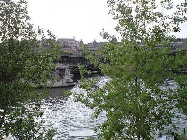 セーヌ川。<br />疲れたときに水のあるところへ行くと本当に癒されますね！<br />街自体がアンティークに見えて、ずっとここに居て川と街を眺めていたくなります…☆