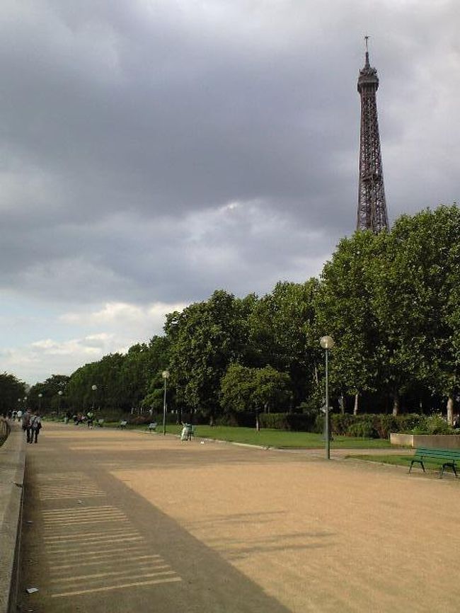 人を避けて歩いていたらエッフェル塔発見！<br />隣にはセーヌ川も！<br />数々の映画に出てきた景色に自分がいるのが不思議で、何百年も前に描かれた絵画に入り込んでしまったかのような気分でした。<br /><br />思わず、私の好きな映画、麗しのサブリナを思い出して、私もコルドンブルーに通いたいな〜と妄想の世界に入り込んじゃいます…<br /><br />こんな明るいですがもう19：00pm頃。<br />夏のヨーロッパは夜が短く、ずーっと遊んでいられるので気をつけないと体調崩しちゃいそうですねー＞＜<br />相変わらず、レストランやバーではみんな遅くまで飲み明かして…食べるわ飲むわ、ほんとに体力ある！<br /><br />