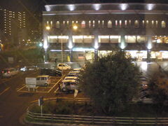 19時半、ホテルからの風景。
JR高松駅前ロータリーの真ん前。


“ホテルエリアワン高松”
所在地：香川県高松市西の丸町2-23 