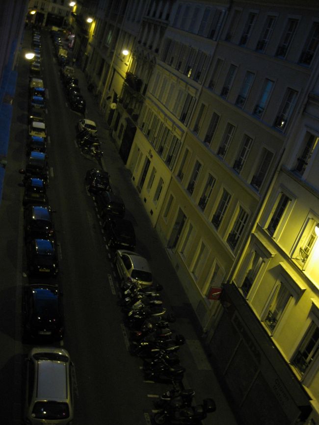 パリのホテルに到着しました。<br />この日はワールドカップのフランス戦だったこともあり、夜の11時を回っても、近くのバーやレストランは大賑わい！<br />夜明けまで元気な声が聞こえていました＾＾<br /><br />ホテルは、チープでスタイリッシュな感じの家具に、アバウトだけどフレンドリーな接客が、なんとなくパリらしいと思いました。<br />「何でも聞いてね！分からないかもしれないけど〜」というノリが、ラグジュアリーなホテルの丁寧な接客が慣れない若造の私には快適でした。笑<br /><br />前のレストランはとてもおしゃれでガイドブックに乗っていたので最終日のランチにと12時前ごろに行きましたが、残念ながらまだ朝食メニューのみ！<br />ホテルで朝食はとっていた私たちはあえなく断念しました。残念です。