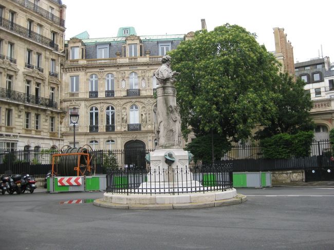 パリ滞在中何度も利用した、ホテル近くのメトロ入り口付近。<br /><br />この界隈は割と静かでお洒落な大人の雰囲気でした。<br /><br />可愛らしいカフェやパン屋ショコラティエが軒を連ね、商店街（マルシェっていうのかな？）では新鮮な野菜や果物、魚介類などが売られていました。<br /><br />ただやっぱり日曜日はすべての店が休みというのが、日本人からしてみたらすごく不便！<br /><br />個人旅行だったのでこれがリサーチ不足で残念なところでした。<br />みなさんご存知かと思いますが、<br />パリ（フランス、というかヨーロッパ全土？）にいらっしゃるときは日曜日はお避けください。。<br />