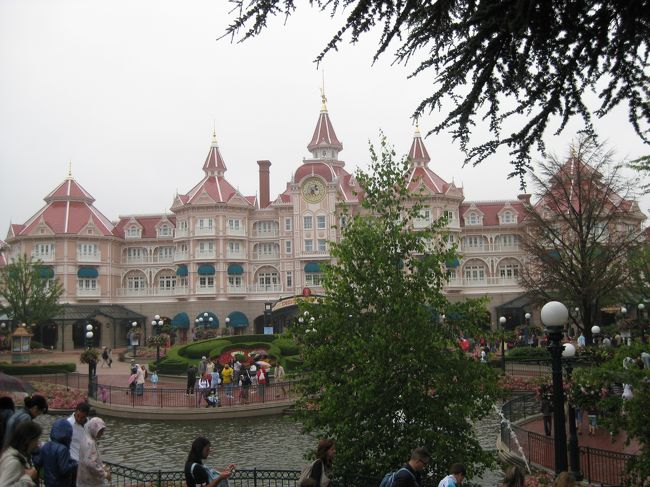 パリ　ディズニーランド。<br /><br />以前カリフォルニアと香港のディズニーランドに行きとても楽しかったので、パリでももちろん行きました！<br /><br />同じテーマパークでも国柄が出るのが面白くて、いつもキョロキョロと色んなところを比較してしまいます。<br /><br />比較して、一番東京ディズニーランドと似ているな〜と思いました。<br />すっごく混んでいること、来客がみんな「あそぶぞ！！！」と本気モードなところ。<br />あとアトラクションの感じも東京とほぼ一緒な気がしました。<br /><br />食事もとっても美味しかったけど。。<br />あまりに東京と似ていて代わり映えしなかったので<br />お昼を食べたらすぐに出てきてしまいました。。<br />
