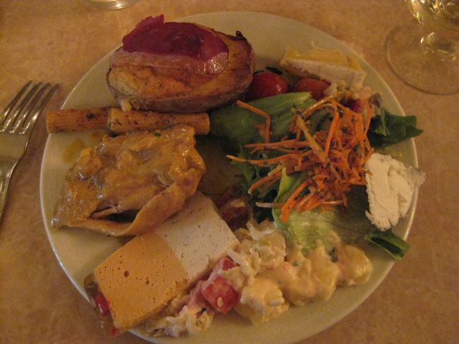 フランス滞在時はほんとーに毎食毎食感動的でした！<br />節約旅行だったので有名なレストランには行きませんでしたが、庶民派のレストランでもCPが高く、美味しくてとても得した気分になります＾＾<br /><br />まず、ハウスワインが美味い！そして安くて量が多い！二人で白ワインを小さめのデカンタで頼んで、1人2杯ずつの量で700円くらいでした。<br /><br />日本のハウスワインってイタリアやチリ産のものが多いからかな？<br />フランスのハウスワインは酸味がほとんど無くてのどごし爽やかな青りんごやライチみたいな味のものが多かった！<br />この値段でこの味のワインをたくさん飲めて。幸せ〜！<br /><br />食事も魚介類や肉料理が美味しかったです。<br />味付けやコクのあるソースがとても私好みだったので、<br />帰国してすぐ、「フランス料理の基礎」という料理本を購入しました。本場の味を出せるようにがんばるぞ〜＾＾<br /><br /><br /><br />