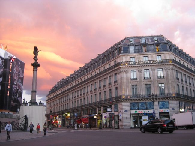 ボルドーからエールフランスに乗りパリへ移動。<br />気流にのまれ、ぐわんぐわん飛行機揺れてました〜。。。<br /><br />吐きそう。。<br />水飲みたいけどこぼすの恐くて飲めない。<br /><br />気流の乱れなんてなんのその、前のフランス人のおじさん、飛行時間1時間の間にちっちゃい赤ワインボトル一本空ける。<br />あちらの70歳くらいのおばあさんは、何かの酒をロックで飲んでバッグからおやつも出して食べきる。<br /><br />…フランス人の胃腸って、本当にどうなってるんですか！？？<br />酔って水の一滴も飲めていないジャパニーズの私。<br />悲しい。情けない。<br />訓練で強くなれるのなら、この美味しすぎるワインをもっと飲むためにも、がんばれ私の胃腸！！<br /><br />そして、酔いを引きづりながら、夜中のパリに到着しました。<br />こんなに明るいけど、夜の10時を回っています。<br /><br />この日はちょうどワールドカップ、フランス戦だったので、みんなソワソワ。。。<br />タクシーの同い年くらいのお兄ちゃんもソワソワ。。<br />本当に、仕事どころじゃなーいって感じでした。<br />フランス語だったからよく分からなかったけど今日の試合のことを興奮して話してくれました。<br /><br />ボルドーの人々にふれた時も思ったけれど、食事が美味しくって健康で、大切な家族や仲間が回りにいるだけで、人生最高だよね〜＾＾＞<br />そういうことを、何故かフランスの人と関わる度に感じました。<br />なかなか東京にいるとそういう当たり前のことが感じられず、何かに追われる気持ちになったり、いつも焦っていまうのが残念です。<br />この気持ちを、忘れないようにしよう！<br /><br /><br /><br /><br /><br /><br />
