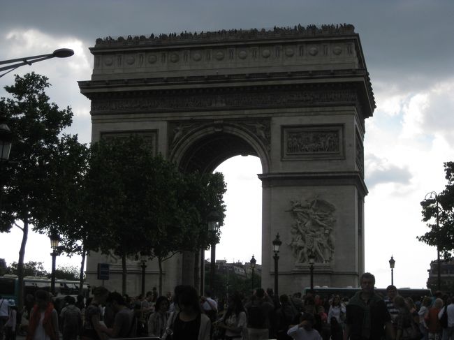 混み混みのディズニーは早めに切り上げて、、<br />市内観光。<br /><br />土曜日の夕方だったからかシャンゼリゼは東京竹下通り並みの人、人、人…！！<br />パリ人の香水とタバコのにおいに酔ってしまいました。。<br />ちょっと空が広くなった？と思ったら<br />目の前に凱旋門が！！<br />人が多くて見えませんでしたが凱旋門の下でパレード？か何かをしていてどこかの団体が演奏していました。<br /><br />パリって、人が多すぎて歴史的建造物も良く見えない〜〜<br />後から撮った写真を見て「こんなだったんだ…」と溜息。<br />悲しい…でも京都の清水寺もこんな感じだったかな〜。<br />人の多いところの思い出はあまり残っていない残念な私です。。