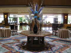 エントランスも紫陽花かざりが♪

写真奥の、窓側にあるティーラックスラウンジへ！