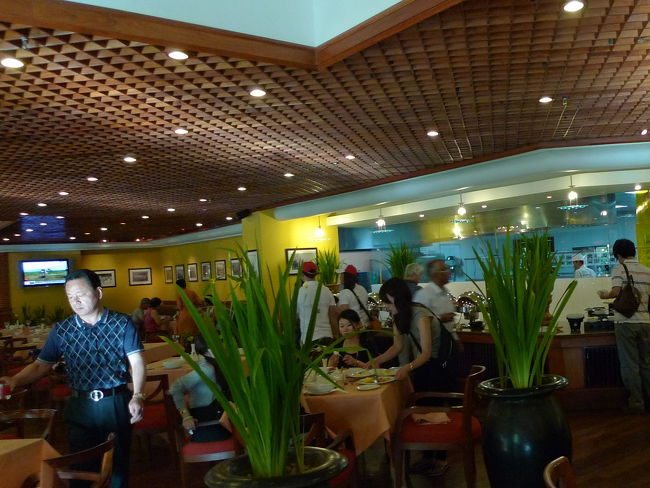 5月4日（火）　朝<br /><br />【ソカ・アンコール＜The Lotus＞：朝食ブッフェ】<br /><br />この写真は実物より綺麗に写っている。実物はこれはど洒落ていない。