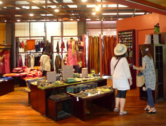 ≪Artisans d’Angkor [アーティザン・ダンコール] ≫<br /><br />なかなかの高品質。ジム・トンプソンにも負けてない。<br />お嬢が友だちへの土産ものを買っていた。<br /><br />帰国後、調べたらシェムリアップの街に工房とショップがあった。そっちの方に行っとくべきだった。勉強不足だった。<br />