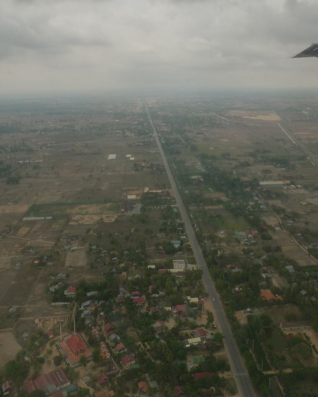 ▽K6 9881便／VN 9881便<br /><br />一昨日上空からこの景色を見た時、土が赤いと驚いた。