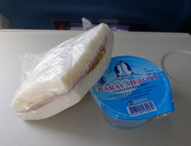 【機内食：サンドイッチ】<br /><br />機内食をくれるのはありがたいが、おもいっきり不味い。<br /><br /><br /><br />●2度目のHCM＆初めてのカンボジア 7日目<br />　http://4travel.jp/traveler/r241/album/10472844/