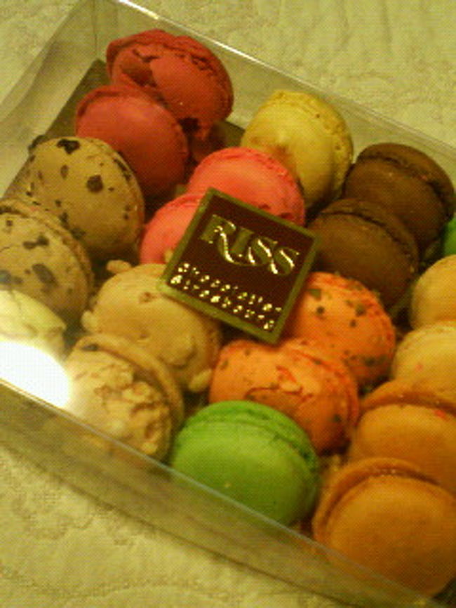 これはフランスで購入したマカロン。<br />とにかく、崩れやすいので<br />持ち帰りに苦労します。<br /><br />普通のサイズ。<br />