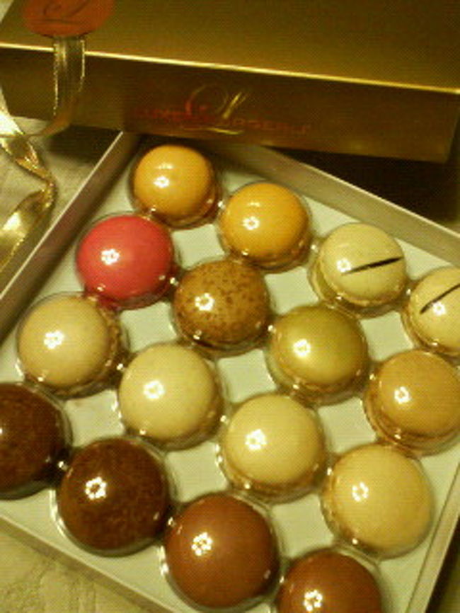 こっちはミニサイズ。<br />シュプリングリ。<br /><br />チョコ味中心に、<br />とってもおいしいですよ！<br /><br />チョコがとろーりとしていて、<br />濃厚デス！