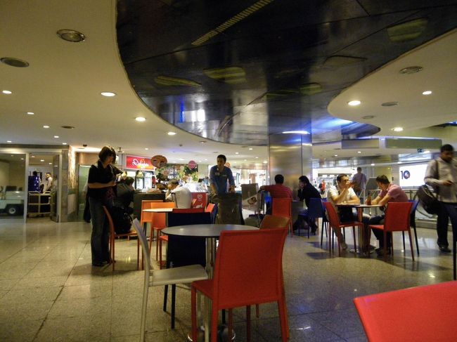 【アタテュルク空港】<br /><br />アタテュルク空港内は、それなりのおみやげ屋さんもあったので元気だったらもうちょっと見たかった！<br />ようやく時間が来て、カイロ行きの飛行機に乗り込みましたが、乗ったはいいけどなかなか出発せずに1時間遅れ、結局カイロに到着したのは夜中の3時＞＜<br />実際予定でも2時だったのでたいして変わりはないのですが、翌日が朝8時から観光だったので、本当に気分は盛り下がってました(笑)<br />そうそう、飛行機内でちょっと驚いたのが、いつも「飛行機が完全に止まり、シートベルトサインが消えてからお立ち上がり下さい」みたいなアナウンスがされると思うのですが、エジプト人たちは着陸した瞬間立ち上がって荷物を下ろしたりしてました！<br />みんなシートベルトくらいは外しちゃうかもしれないけど、ここまでせっかちなのは初めて見たなぁ(笑)<br /><br />入国審査を済ませると、現地係員のフセインさんがいて一瞬「恐そうだ…」と思ったけど(笑)、こっちを見て手を振ってくれた瞬間、なんだか和んでしまった♪<br />エジプト人は一瞬恐く見えて、きっと見慣れてないせいですね（＾＾；<br />フセインさんに連れられて約40分。車で宿泊ホテルの「デルタ・ミラミッズ」というホテルに向かう。<br />ホテルに着いたのはもう4時。それから色々説明を受けて、結局寝たのは4時半くらいでした…本当につらかった(笑)