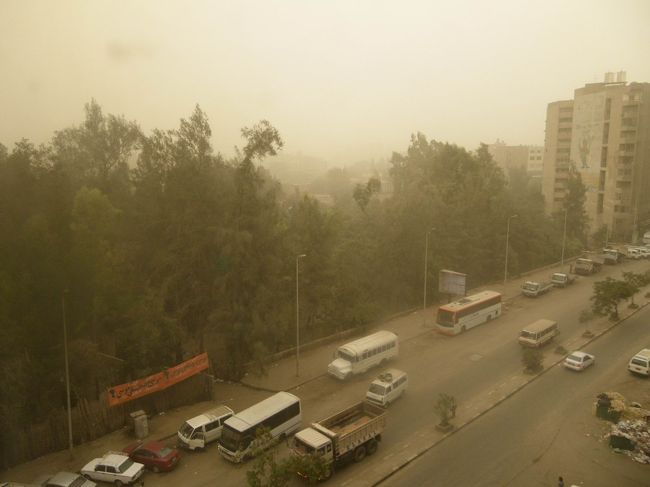 ☆2日目☆2010.5.27<br /><br />昨晩（というか、3時間ほど前ですが・笑）「この部屋はピラミッドビューだから、朝起きたらピラミッドが見えるよ！」って言われてましたが、この通り。<br />この時点で、朝6時半だったので、友人のあっちゃんと「毎日朝はこんなものなのかなぁ…」なんて話してたけど、もしかしてこれは砂嵐かなって分かって、ピラミッド見えないじゃん！てとてもショックでした。<br />7：15には、ピラミッド観光に出発なのに＞＜　しかも、2時間しか寝てないのに〜!!!(笑)<br /><br />案の定、砂嵐で、ピラミッドに連れてってくれたガイド（ヒーマさん）曰く、3月4月にはあるけど、ここの所ずっと快晴だったのに…って。<br />どこまで不運なんだぁ〜（Ｔ＿Ｔ）<br />でも、親切なヒーマさんは、上手な日本語で「せっかくエジプトまで来てピラミッドが見れないんじゃ意味ないね。良かったら、午後からにしようか？」って言ってくれて、午後から行くことになりました♪<br />親切なガイドさんはいるものですね♪♪♪<br />この時は、本当に感謝しました！