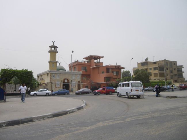 12時半になったくらいにヒーマさんが戻ってきて、いよいよピラミッドに出発です☆<br />ヒーマさんは前歯がなくて、ずっと気になっていたのですが(笑)、どうやらレーサーをやっているようで3ヶ月前に事故に遭い、大怪我をしたらしい。<br />それを楽しそうに、怪我をして包帯ぐるぐる巻きの写真を見せながら話してくれました（＾＾；<br />「生きててよかった〜！これ、すごいね〜♪ふふふ〜」なんて言いながら(笑)、本当に楽しそうでおもしろい人でした、ヒーマさん！<br /><br />いよいよ、ギザの街に足を踏み入れました〜。<br />砂っぽかったけど、これぞエジプトだぁ〜♪♪