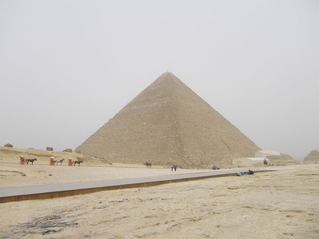 【クフ王のピラミッド】☆<br /><br />これが、世界で一番大きなピラミッドです。<br />小さい頃に習った誰でも知ってるピラミッドが目の前に!!!<br />でも、ぼんやりしていたせいか、周りがあまりに都会だったせいか、そこまでの感動はしなかったあたし…。<br />話に聞いていた、ギザのピラミッドはすぐ街の横にあるんだよっていう、本当にその通りで、それがおもしろいじゃん！て人もいるかもしれませんが、あたしはもうちょっと砂漠の中にあってほしいなぁ…って思ってしまいました。<br />そして、青空の中にあるピラミッドが見てみたかったなぁ…これ以上は贅沢ですが(笑)