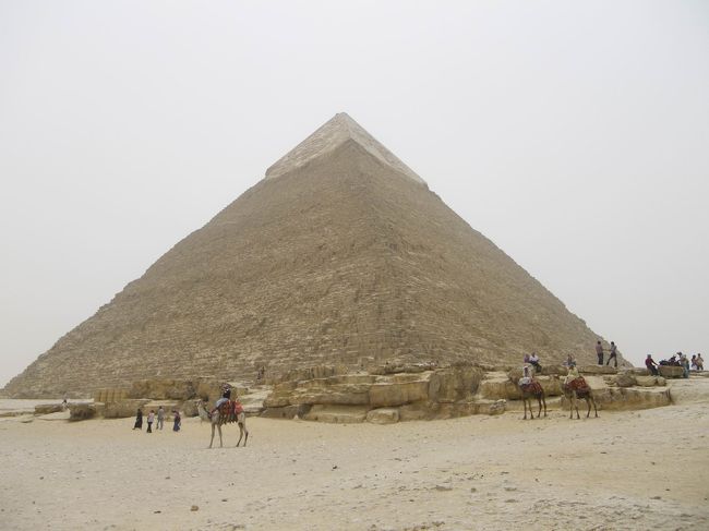 これが、カフラー王のピラミッド☆<br /><br />天辺に、化粧石がまだ残っていて、全体的な形もともてきれいでした♪<br />頭のいいカフラー王は、父であるクフを立てるため、一番大きいのはクフ王のピラミッドだけど、自分のピラミッドを高台の上に作ったから、遠くから見ると大きく見えるようにしたらしい。<br />昔は、ピラミッド表面にちゃんと模様が描かれていたらしいからすごいですよね。<br />ヒーマさんに、どうやってピラミッドを作ったのか、なぜ作られたのか、説明を聞きましたが、何千年もこうして残っているものに今でも触れることができるのは、とても貴重だと思います。