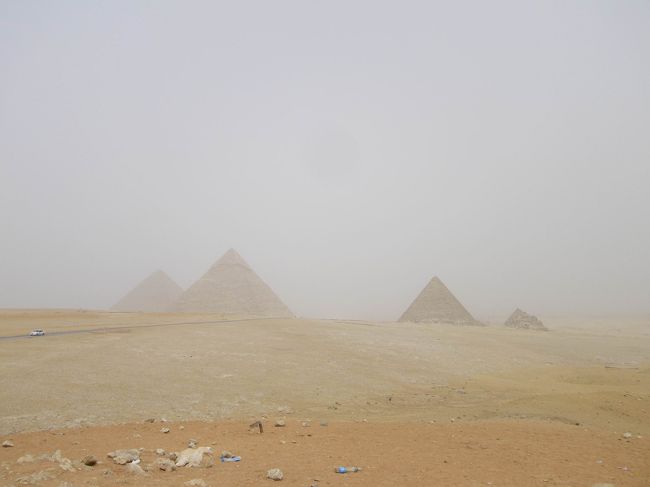 展望台からの眺め♪【ギザの3大ピラミッド】☆<br /><br />晴れていれば、もっときれいに見えたんだろうなぁ〜！<br />でも贅沢は言わない言わない(笑)<br /><br />すごく風が強かったので、前髪は全てオールバックになっていましたが、ピラミッドをつまんでいる写真や手に乗せている写真、あっちゃんはピラミッドのトンガリが股下に突き刺さりそうな写真(笑)等々を、ヒーマさんに撮ってもらいました♪