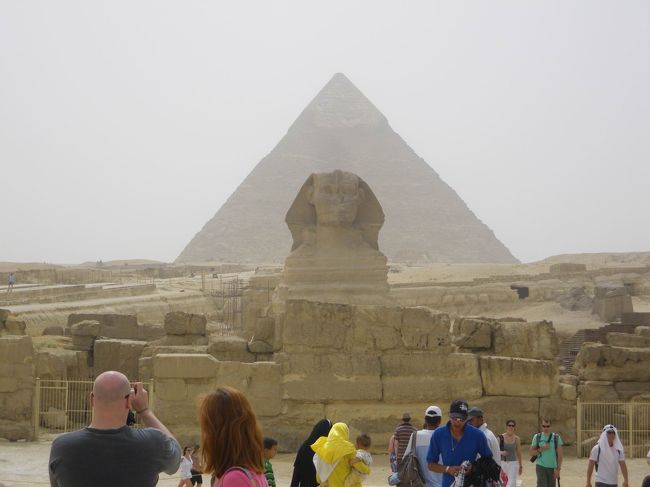【スフィンクスとカフラー王のピラミッド】☆<br /><br />ついにやってまいりました♪<br />スフィンクス〜!!!!!<br />ピラミッドのそばまで行っても、感動（≧ー≦）とまではいかなかったあたしも、さすがにスフィンクスを見たら感動しました（≧▽≦）♪<br />鼻はもげていて、そんなにカッコイイものではありませんが(笑)、それでもスフィンクスです！