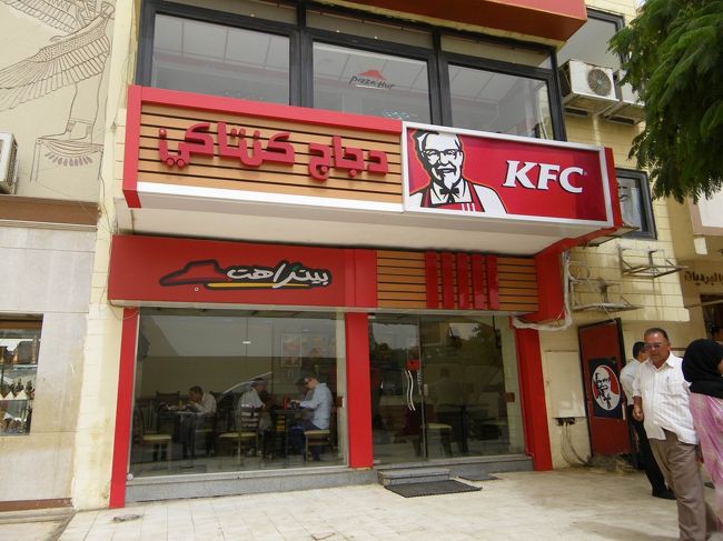 で、これがそのケンタッキーです。<br />街中の他のＫＦＣよりは割高なんだそう！<br /><br />わざわざ連れてきてくれるところがやっぱり日本人向けなのかなぁ〜(笑)<br />ヨン様ブームの時に韓国に行ったら、別に全然興味ないのにヨン様の特大ポスターとツーショットで写真を撮ってくれたことがあったなってちょっと思い出しました（＾皿＾）