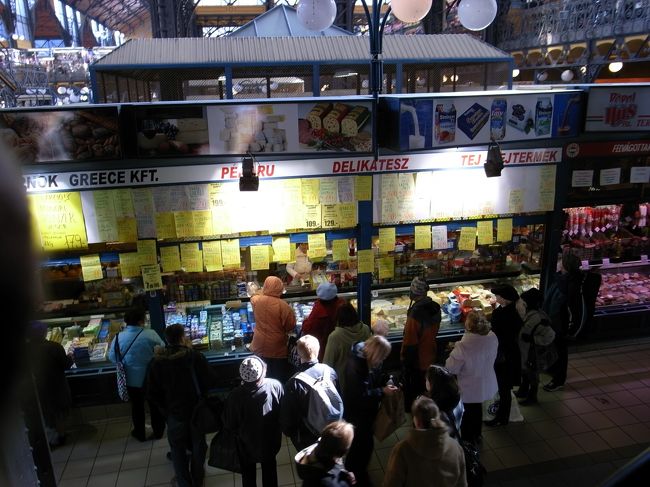 中央市場の中です。１階は食料品のマーケットになっています。