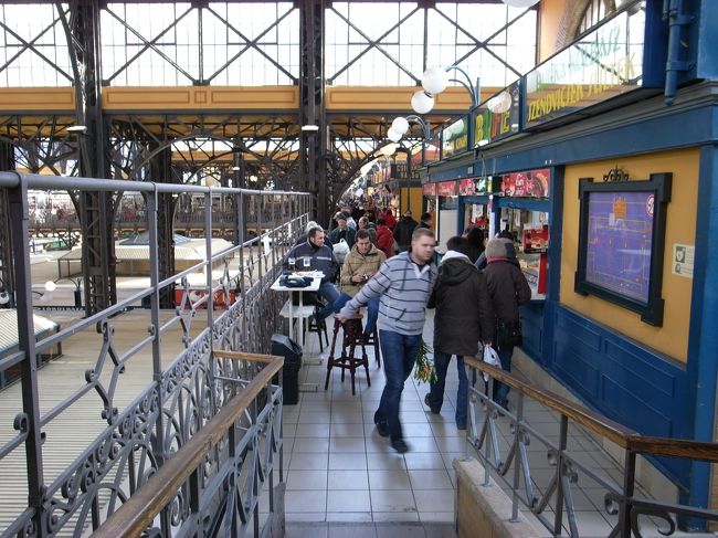 ２階はちょっとした食べ物やさんがいくつかならんでいます。