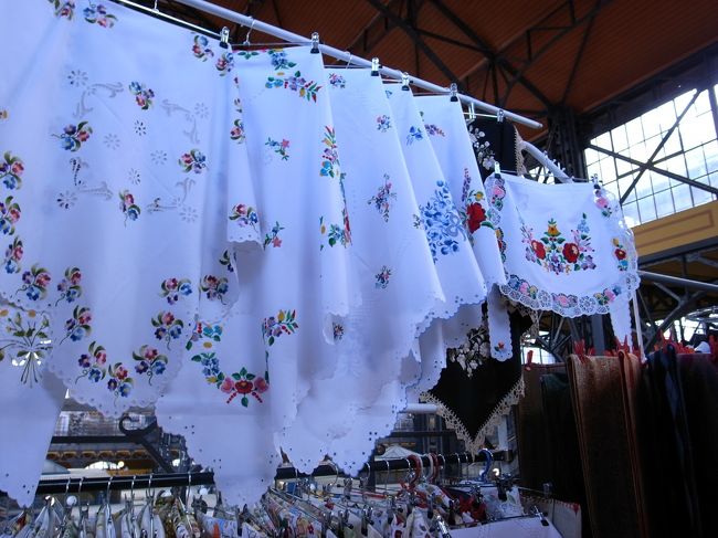 食べ物屋さんのスタンドの奥には、おみやげもの屋さんがいっぱい。