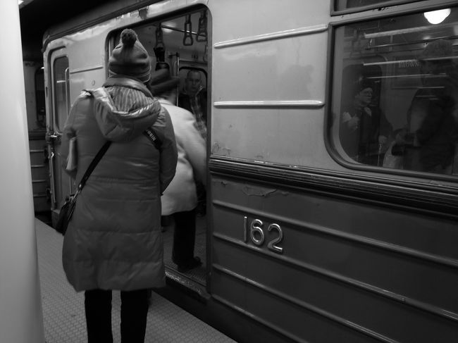 古い車両です。電車の中の電灯もクラシックで素敵でした。