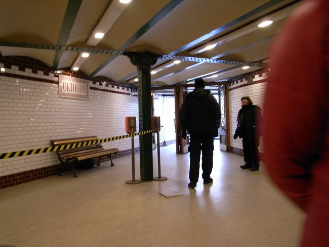 あちらこちらにいる検札の人です。