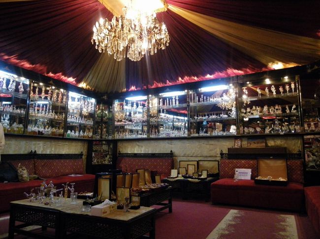 【香水店】☆<br /><br />ツアーといったらお決まりなのが、おみやげショップへの立ち寄り。最後に、ピラミッドから程近い香水屋さんに寄りました。<br />日本大使館と提携していて、相武サキもギザに来た時に立ち寄ったっていうお店なんだとか！<br /><br />「今日は日本語を話せる方がちょうどいないので、英語で説明してもらって、僕が補足で説明するよ」ってヒーマさんが言うので、そのつもりで英語を聞いていたら、まずは英語で「日本のどこから？」って聞かれて、みんな答えていったところで、なぜかあたしだけ「隣に座って」って言われ…なんだ〜って思っていた時に、いきなりす〜っごく上手な日本語で話し出した香水屋さんのおじさん！<br />なぜあたしを隣に座らせたかと言うと、お父さんが亡くなってこの店を継ぐためにエジプトに戻ってきたものの、10年以上日本に住んでいて、今でも日本に家があるんだそうで、その家があたしが住んでいる場所のすぐそばだったんです。<br />イントネーションもそのまんま日本人だし、香水の説明もよく分かりやすかった♪<br /><br />オススメは「砂漠の秘密」っていう女性が男性のためにつける蓮の花からとった香水で、エジプトでは神聖なもののため、絶対に輸出はしないんだそうです。<br />ヒーマさんも、これをつけた女性を見ると興奮しちゃうとか言ってました(笑)　…ほんと、エジプト人は冗談好きで、人懐っこい性格ですね（＾ー＾；<br /><br />あたしは香水にはあまり興味がないので、記念に香水瓶だけ買いました♪<br />ラクダの形をしていてとってもカワイイ（≧ー≦）