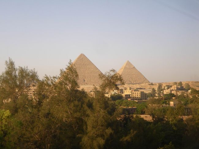 ズームするとこんな感じ。<br />朝日にあたって、とてもキレイです♪♪♪<br /><br />昨日、サーコと9時に直接カフェに来るよう言われていたので（これも、それは何っ度も完璧に分かるまで言われました・笑）約束通り、9時に出発です。<br />サーコは、あたしに「フラワー」、あっちゃんに「ジャスミン」というあだ名をつけて、そうやって呼んでいたけど、なんでフラワーとジャスミンなのかは不明(＾＾；<br />ジャスミン(笑)に、昨夜帰り際に、サーコが冗談でですが「彼氏がいないなら、俺が日本に行ってジャスミンと結婚するよ。1年の半分は日本で働いて、半分はエジプトで。どう？I love you〜」とかって笑ってたんです。<br />なので、この日もまた同じ話をして、ジャスミンも「Me too」って言いながら、聞いてるあたしも楽しかった（＾ー＾）