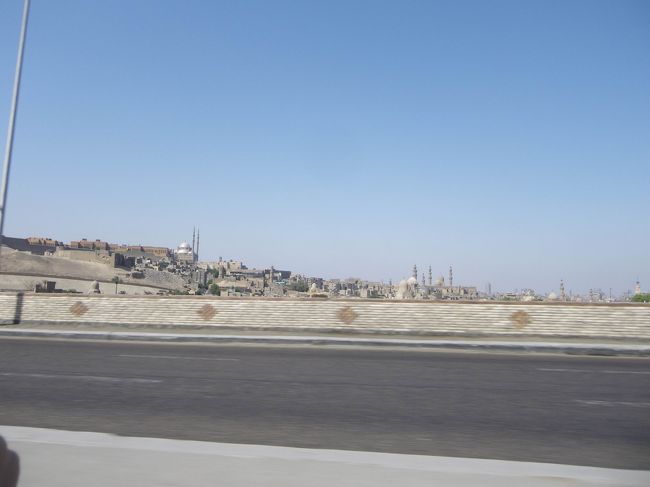 やっぱり晴れていると遠くまで景色が見えて、とても楽しい♪<br />この写真は車窓からですが、ミナレットがたくさん見えます。これぞカイロ!!!<br />走っていると、カイロではよく造り途中の家をよく見ました。下の階は出来て人も住んでそうでしたが、必ず一番上は、鉄骨が出ていてまだ造ってる途中みたいになっている…レンガ造りの家ですが、ほとんどそうで、どういうことなのかなぁ。<br />あと、びっくりしたのは、カイロでも凧揚げをしていたことです。凧って、日本のものだと思っていたんですが…普通に街中で凧揚げしていて、サーコに「あれは凧？」って聞いたら「そうだよ」って言うし、街中で普通に凧も売ってるし、日本のものってわけではなかったらしい…。