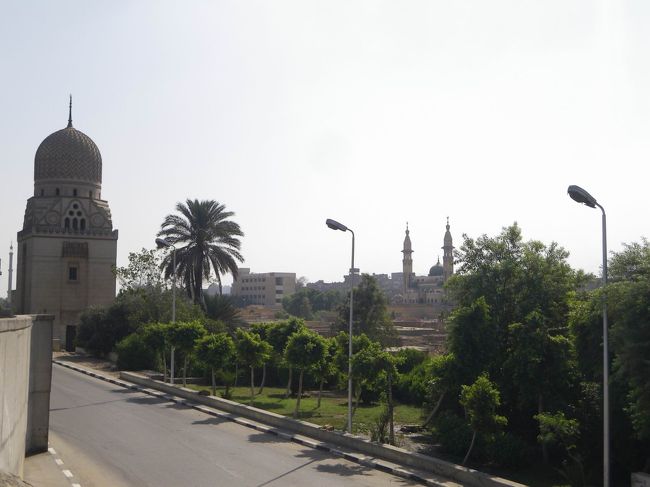 昨日はギザだけで、全然こういう景色を見ていなかったので、カイロに来た実感が今出てきました♪<br />本当は、細い路地や細かい所も見てみたかったし、ゆっくり自分の足で歩くとよかったんでしょうけれど、日程と時間的にこれが一番良かったなって思います。