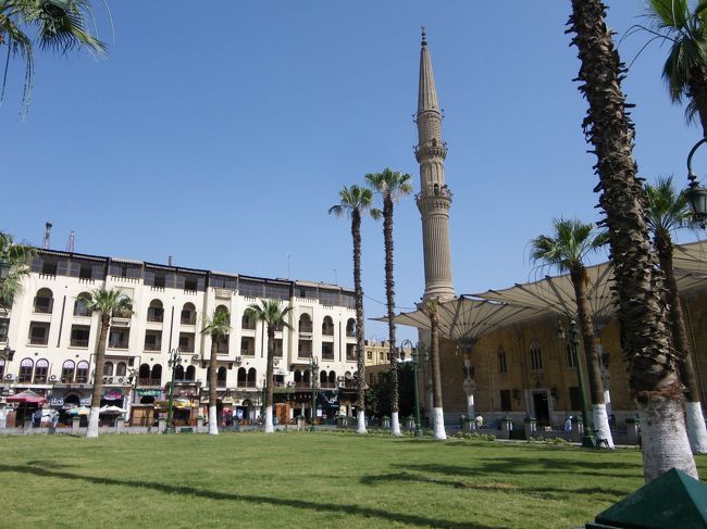 【ハーン・ハリーリ】☆<br /><br />ここから歩いて、約200Ｍほどの所の駐車場にタクシーは停めて、いつものごとく丁寧に道順を教わりやってきました。<br />地球の歩き方にはハーン・ハリーリって載っていましたが、サーコは「カン・カリーリ」って言っていたので、「カ」の方が通じやすいのかもしれません。<br />右に見えるのは「ガーマ・ホセイン」という所です。<br /><br />ハーン・ハリーリはおみやげ等が売っている市ですが、この中に入る時も、セキュリティチェックがありました。飛行機に乗る時のようなもので、あたしはいつもカメラ用の三脚を持ち歩いているのですが、ギザでのピラミッドの時も三脚が引っかかってしまって、毎回説明が面倒でした＞＜