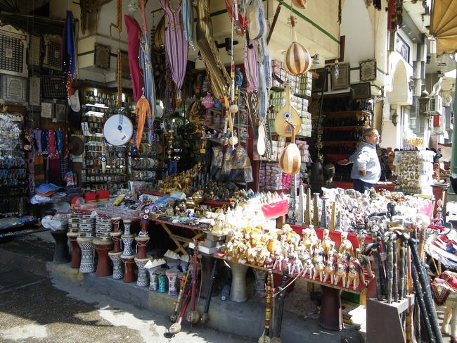 残りのエジプトポンドの手持ちがあまりなかったので、見ていてもあまり買えず、ただ観光気分で適当にブラつくことに♪<br />だいたいどのお店も売っているものは同じで、ラクダのぬいぐるみやピラミッドの置物、マグネットや一番多いのはやっぱり香水瓶でした。<br />香水瓶は、1つ1ドル〜ってよく言っていたので、おみやげに買うのに1ドル札をもっとたくさん持ってくればよかった＞＜ってここでも本当に思いました。