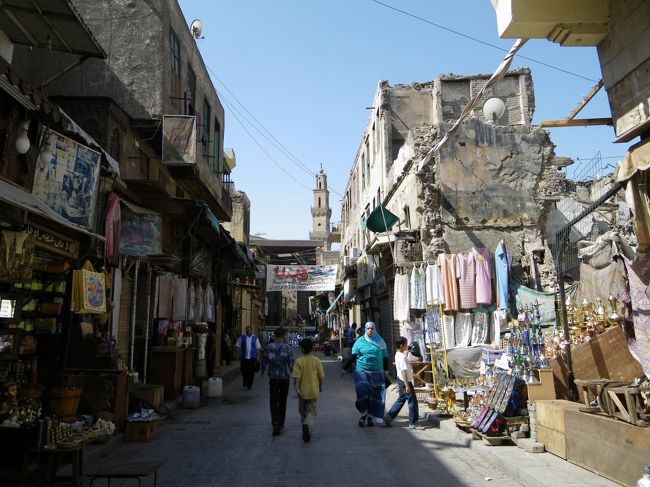 まだ朝が早かったせいか観光客もあまりいなくて、歩きやすかったけど、客引きのすごいこと（＾＾；<br />「こんにちは〜アニョハセヨ〜」<br />「これ安い〜。1つ1ドル〜。見て〜」<br />「おねえさん、かわいいね〜」<br />「そんなの関係ねぇ〜そんなの関係ねぇ〜はい！おっぱっぴ〜」<br />「やまもとやま。やまもともな。」<br />なんて、意味不明なことまで店頭の人達が言っていて、あまりにしつこい店は全然見る気もせず、足早に通り過ぎるのみ(笑)<br />でも、雰囲気もお店もおみやげも、見るのは楽しかったです♪もうちょっと静かにしていてくれれば、もっと買い物したのに！(笑)