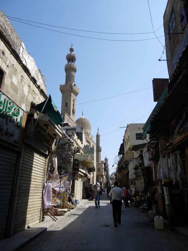 結局、何か記念に！ってことで、ピラミッドの置物を買うことにしました。<br />それも、全く客引きをしてこなかったお店で(笑)<br />何しろ、本当に現金が残り少なかったので、安くないと買えず、あっちゃんがめっちゃ値切ってくれました♪<br />3大ピラミッドにちなんで、3つで1セットのピラミッドなのですが、あっちゃんと2人で1セット買うことにして、最初150£Ｅくらいの事を言っていましたが、結局1人20£Ｅで買えることに☆<br />そして、最終的になぜかイキナリ1人25£Ｅで、2セットあげるよって言われ、2セット買いました。<br />これが果たして安いのかは不明だけど(笑)、でもその雰囲気だけは楽しめたからいいかな（＾皿＾）<br /><br />駐車場に戻る時に、大通りを渡らなくてはいけない場所があって、信号もマナーも無視運転のエジプトですから渡れるか不安でした。<br />半分はなんとか合間をぬって渡ったのですが、残り半分がクセモノで、立ち往生していたら、警官が手をつないで渡ってくれました(笑)　まさかこの歳になって、手をつないで道を渡るとは！ある意味貴重な体験でした；