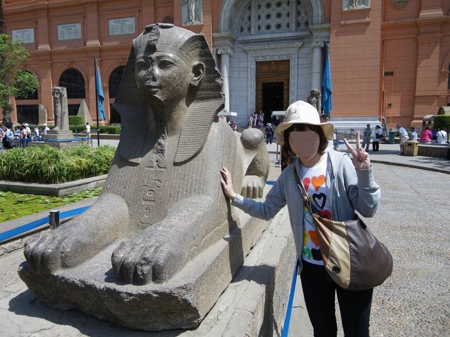 博物館の外にあったスフィンクス。<br /><br />内部に入ったら、日本語が話せるスタッフの方が「ガイドいる？」って近寄ってきてくれましたが、自分たちで見ることにしました。<br />ひとまず、時計回りに見ようと思って歩いていると、やはり説明なしには全然分からず、ガイドブックを少しだけ見つつキョロキョロ。<br />奥までたどり着くと、他とは違う部屋を発見！きっとこれがツタンカーメンの部屋だ〜と思い、早速入ると、博物館内はクーラーもなく暑かったのに、この部屋だけはクーラーも効いていて涼しくなっていました。<br />視界の端に、黄金のマスクがチラついているのは分かっていましたが(笑)、先に豪華な装飾品などを見てからついにマスクの前に！<br />思ったよりも小さくて、そして金ピカ!!!!<br />これだけは内側や後ろ側もしっかり見てきました(笑)<br />他にも、黄金の人型棺もその名の通り黄金でできていて、その装飾は細かくて見入ってしまいました。<br />ツタンカーメンの部屋の周りには、よくガイドブックに載っている有名な玉座やカノプス容器、アヌビス神なども置かれていて、ドキドキでした♪<br /><br />もう1つ、忘れてはいけないのがミイラ室です。別料金ですが、せっかくなので入ってきました。<br />何千年も前のものだって思えないほど、きれいに残っていて、よく見ると爪もちゃんとあるし、髪の毛も。顔の感じがちゃんと分かるファラオもいました。<br />でも、ファラオのミイラが何千年後に一般人に見学されることになるって、その時は絶対分からなかっただろうな〜（＾＾；