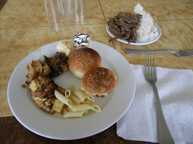 それがこの料理です。<br />見た目には普通そうなんですが…マカロニは無味！ソースをかけなきゃだめだったっぽいです。<br />牛肉とごはんは、食べたらけっこうおいしかったけど、少しだけ（＾＾；<br /><br />一番きつかったのが、冷たい飲み物が飲めないことです。飲み物は絶対飲まないようにしようと思っていたので、日本から持っていったポカリを飲んでいたのですが、暑いからもちろん温くなってしまっているし…。<br />暑すぎると思って、エネルギー消費回復のためにはポカリが良いって持って行ったものの、思ったより暑くなく（この日の快晴でも、日本の夏って感じでした）、普通のお茶のボトルにすれば良かった〜＞＜って心から後悔しました(笑)ポカリでさえも、あまく感じてノドが乾いてしまい（＾＾；<br />あっちゃんは持っていたボトルの水を全部飲んでしまったので、これ以降かなりきつそうでした。<br /><br />ちょっと考えすぎたかな〜…っていう感じもありますが、結局こんなに我慢したのに下痢になってしまったので、どうせなるなら冷たいドリンク飲めばよかった！って今は思ったりします(笑)